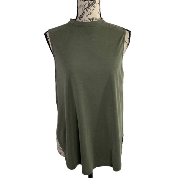 Forever, 21 Blouse open back sleeveless olive green slit hem women’s Medium - Picture 3 of 11